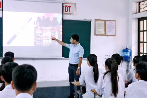 Thầy Nguyễn Văn Ngọc thực hiện chuyên đề giáo dục kỹ năng 'Thuốc lá điện tử - mối nguy hiểm đối với giới trẻ'. Ảnh: NTCC