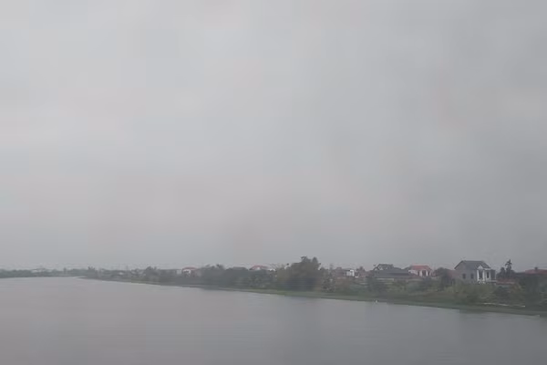 Dòng sông vẫn chảy còn con người thì hóa thân vào bờ bãi - một sự chuyển hóa lặng lẽ nhưng tất yếu. Minh họa: Bình Thanh.