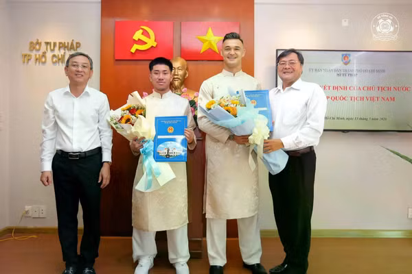 Ngô Đăng Khoa (trái) và Patrik Lê Giang trong lễ trao quyết định nhập quốc tịch Việt Nam. Ảnh: CLB Công an TPHCM.