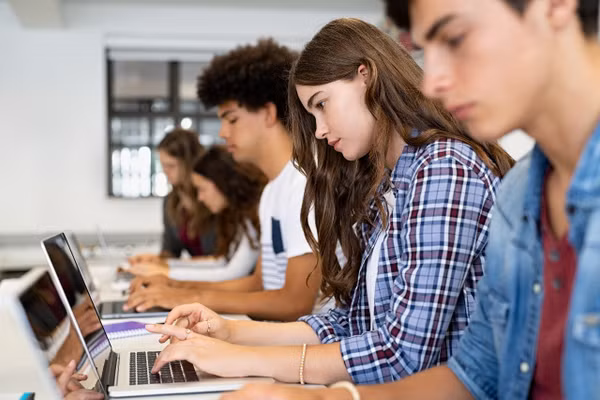 Anh cân nhắc thi GCSE và A-level trên máy tính từ 2030.