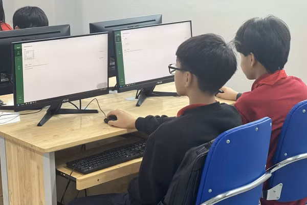 Thời gian nghỉ hè là lúc các em học sinh, sinh viên sử dụng mạng xã hội nhiều hơn so với trong năm học. Ảnh minh họa: Đình Tuệ