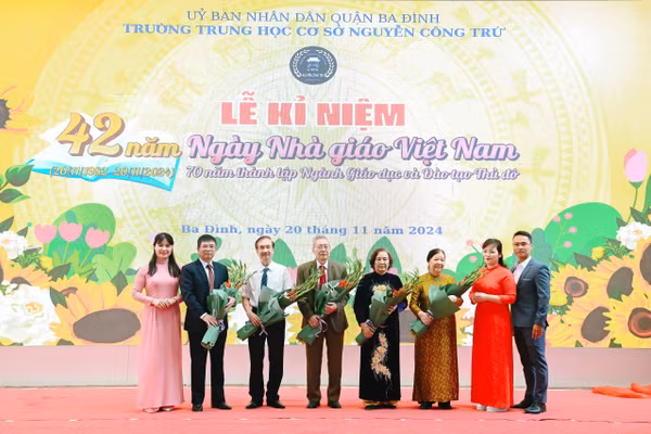 Nhà giáo Phan Cự Đại (thứ 3 bên trái), trong buổi lễ tri ân Ngày Nhà giáo Việt Nam.
