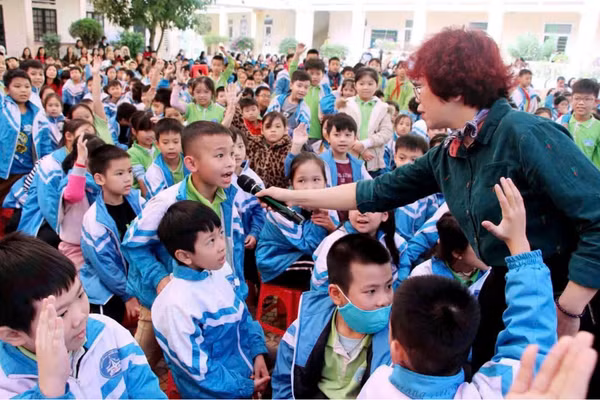 Các tiết học ngoại khóa giáo dục về phòng chống bạo lực học đường và xâm hại tình dục trẻ em ở các trường học.