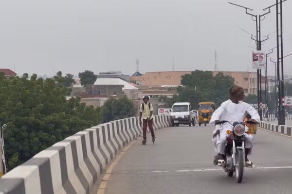 Cung đường đến trường dài 8km với nhiều nguy hiểm.