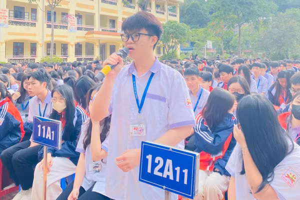 Học sinh Trường THPT Hoàng Văn Thụ được đặt các câu hỏi tại buổi sinh hoạt dưới cờ.