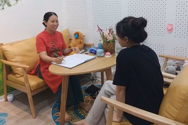 Bà Trần Thị Mạnh Linh tư vấn tâm lý cho học sinh. Ảnh: NVCC