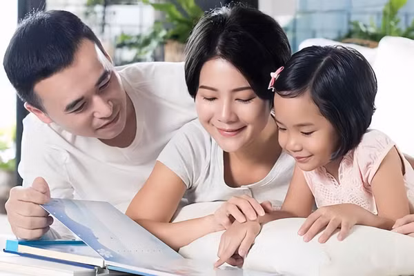 Cha mẹ lắng nghe và đối thoại được nhiều chuyên gia xem là nền tảng của phương pháp nuôi dạy tích cực. Ảnh minh họa