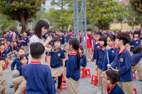 Cô, trò Trường Tiểu học Trần Nhân Tông (phường Nam Định) trong một hoạt động tập thể tại trường. Ảnh: NTCC