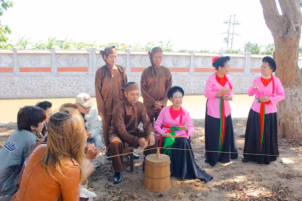 Một canh hát trống quân của Câu lạc bộ Trống quân Dạ Trạch. Ảnh: Đinh Chiến