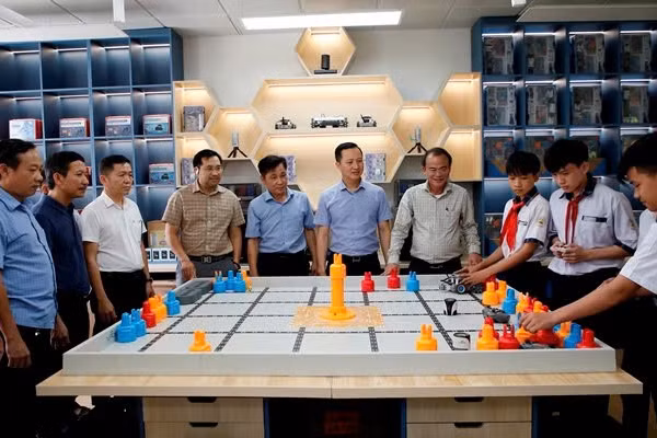 Phòng học STEM được trang bị từ nguồn xã hội hóa của Trường PTDTBT Tiểu học & THCS Đinh Thanh Kháng. Ảnh: NTCC
