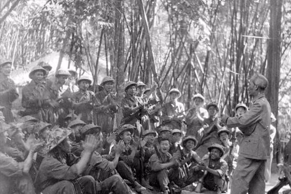 Chủ tịch Hồ Chí Minh đến thăm và nói chuyện với cán bộ, chiến sĩ tham gia Chiến dịch Biên giới năm 1950. Ảnh: TTXVN.