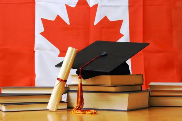 Số lượng đơn xin giấy phép du học Canada giảm 50%.