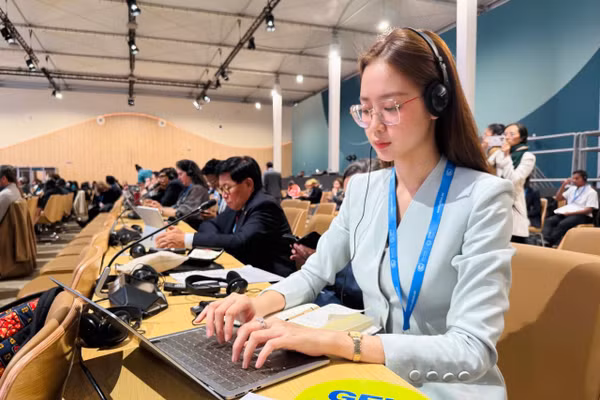 Đại biểu Lê Nguyễn Bảo Ngọc tại các phiên đàm phán tại Hội nghị COP29, thủ đô Baku, Azerbaijan.