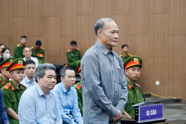Cựu Thứ trưởng Bộ NN&PTNT Hoàng Văn Thắng trước bục khai báo.