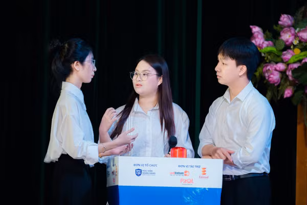 Sinh viên trao đổi trước khi thuyết trình trong cuộc thi tuyên truyền về Nghị quyết 57-NQ/TW.