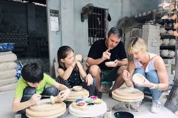 Du khách tham gia trải nghiệm làm gốm tại làng nghề Bát Tràng, Hà Nội. Nguồn: INT