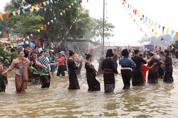Phần hội diễn ra rộn ràng bên dòng suối mát lành.
