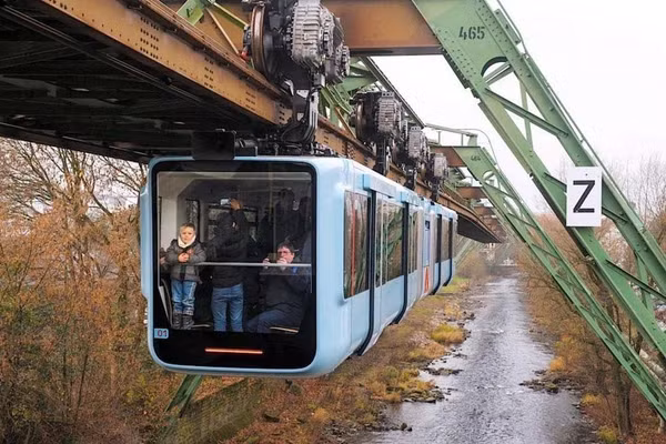 Hầu hết du khách của Wuppertal đều là những người hiếu kỳ 'trượt tàu hỏa'. Ảnh: Facebook.com