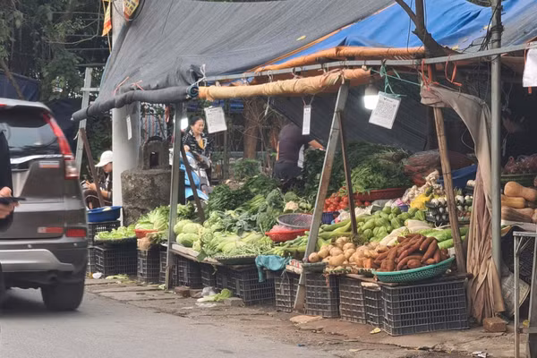 Tình trạng lấn chiếm lòng đường, vỉa hè để họp chợ tại đường Quang Tiến (phường Đại Mỗ) vẫn diễn ra.