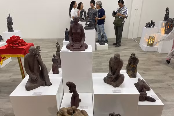Triển lãm 'Ngôn ngữ của đất' trưng bày tác phẩm gốm của 9 nghệ sĩ và nghệ nhân.