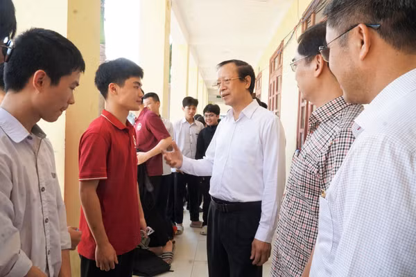 Thứ trưởng Thường trực Bộ GD&ĐT Phạm Ngọc Thưởng trò chuyện, động viên học sinh lớp 12, Trường THPT Lê Viết Thuật (Nghệ An).