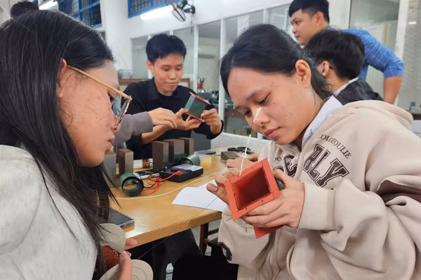 Học sinh Trường THPT Nguyễn Văn Thoại với dự án STEM - hoạt động giáo dục có sự kết nối giữa phổ thông và đại học. Ảnh: NTCC