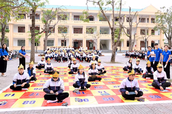 Học sinh tham gia thi tìm hiểu kiến thức phòng, chống tác hại của ma túy và thuốc lá điện tử. Ảnh: ITN