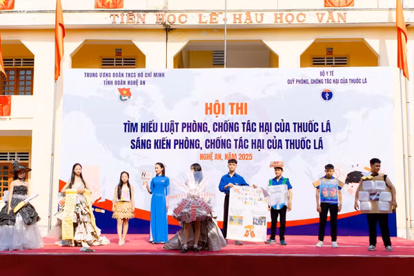Trung tâm Y tế Hưng Nguyên phối hợp Trường THCS Lê Hồng Phong tổ chức cuộc thi 'Rung chuông vàng - Tìm hiểu kiến thức về phòng, chống tác hại thuốc lá'. Ảnh: CSCC