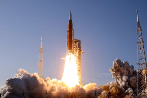 NASA phóng tàu chở người tới Mặt trăng.