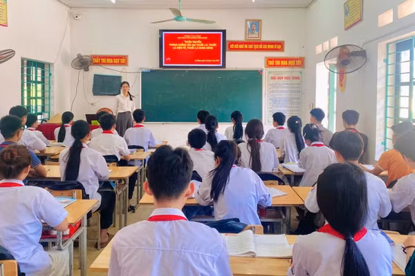 Cô và trò Trường THCS La Bằng tích cực đẩy mạnh tuyên truyền về phòng chống tác hại của thuốc lá.
