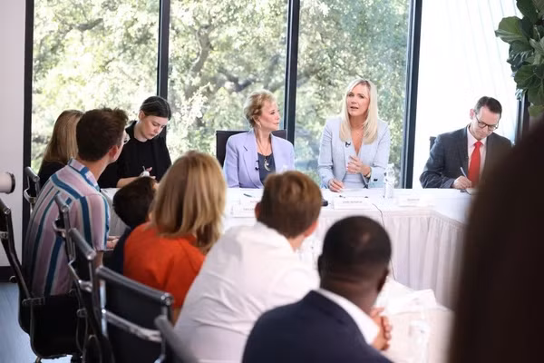 Bà MacKenzie Price phát biểu trong một buổi thảo luận bàn tròn tại Alpha School Austin.