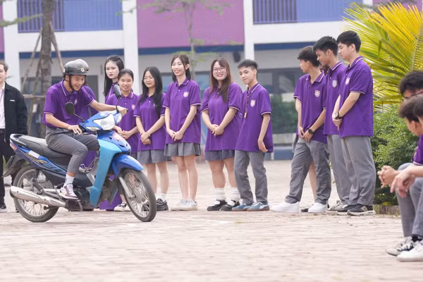 Học sinh thực hành lái xe trên sa hình trên xe gắn máy dưới 50cm3.