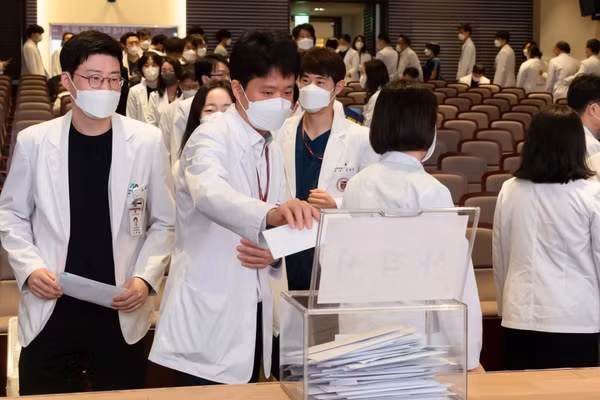 Thông báo tăng tuyển sinh trường y từng gây nhiều tranh cãi tại Hàn Quốc.
