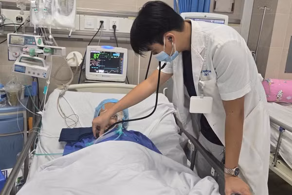 Cụ bà nguy kịch sau khi uống nhầm thuốc cai nghiện. Ảnh: Bệnh viện cung cấp