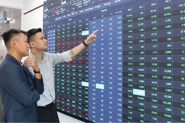Nhà đầu tư theo dõi diễn biến thị trường chứng khoán.