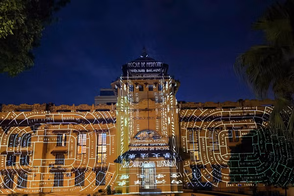 Công nghệ trình chiếu 3D mapping trên tường tòa nhà 19 Lê Thánh Tông thể hiện cuộc đối thoại giữa di sản kiến trúc và dòng chảy lịch sử.