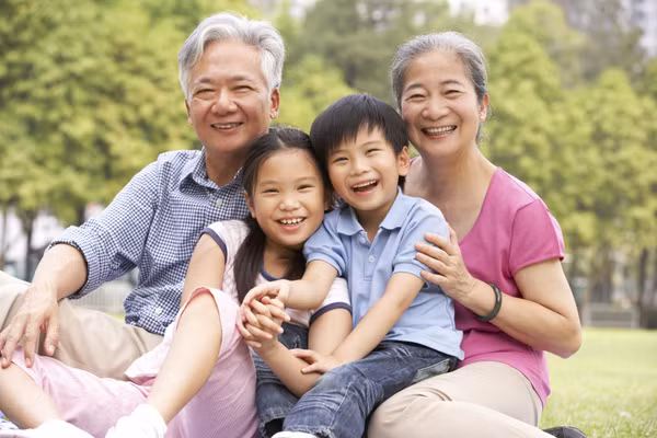 Mối quan hệ giữa ông bà và cháu mang đến những giá trị mà cha mẹ khó có thể thay thế. Ảnh minh hoạ.
