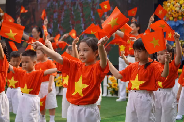 Trẻ mầm non TPHCM đồng diễn chào mừng kỷ niệm 50 năm ngày Giải phóng miền Nam (30/4/1975-30/4/2025). Ảnh: YK