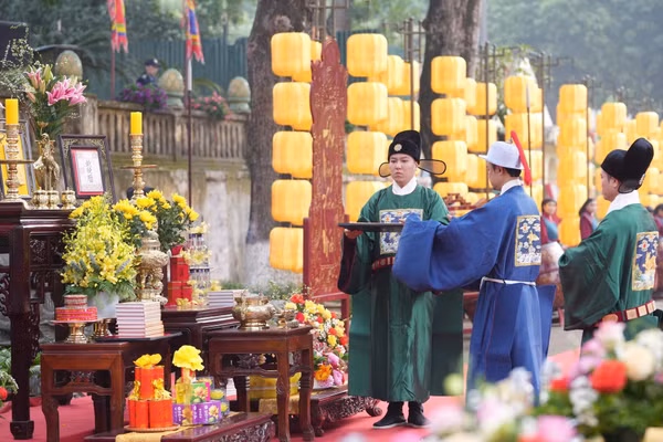 Trình diễn tái hiện nghi lễ 'Tống cựu nghinh tân' tại Khu di sản Hoàng thành Thăng Long - Hà Nội.