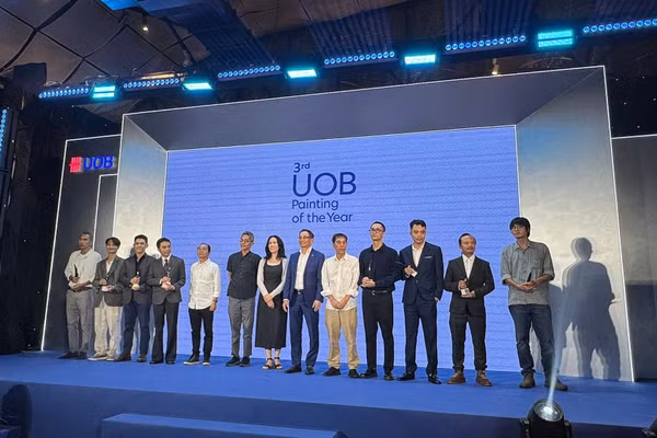 Ban tổ chức và Ban giám khảo trao giải cho các nghệ sĩ đoạt giải UOB Painting of the Year 2025 tại Việt Nam.