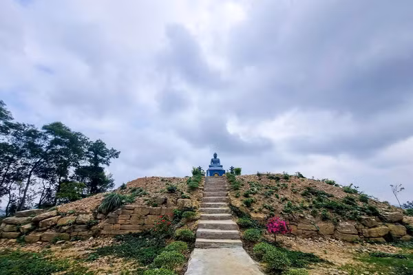 Bảo tháp Vạn Phong Thành Thiện danh tiếng xưa kia, nay được tôn tạo thờ tượng Phật.