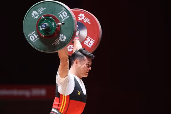 Thạch Kim Tuấn tranh tài hạng 56kg môn cử tạ ASIAD 2018. Ảnh: INT