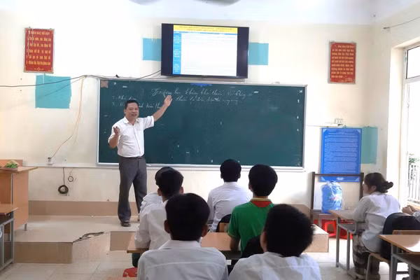 Thầy Vi Xuân Định, giáo viên Trường PTDTBT THCS Hồng Phong, chia sẻ với học sinh về tác hại của thuốc lá.