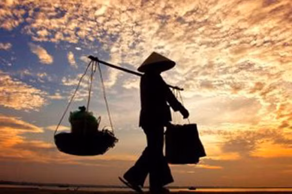Nỗi đau mẹ nuốt vào trong, tiếng cười trao cho con. Minh họa: ITN