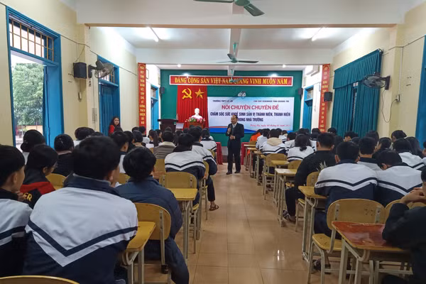 Học sinh Trường THPT số 1 Lê Lợi tham gia buổi tuyên truyền về sức khỏe vị thành niên.