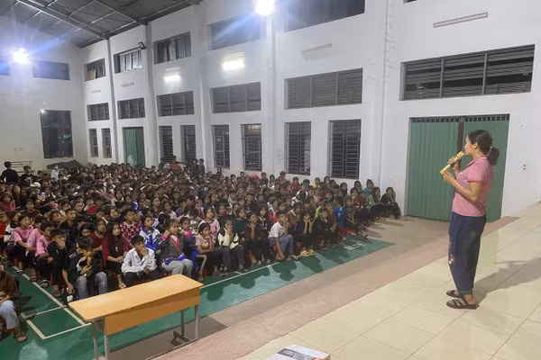 Một buổi tuyên truyền cho học sinh bán trú về tác hại của thuốc lá. Ảnh: NVCC
