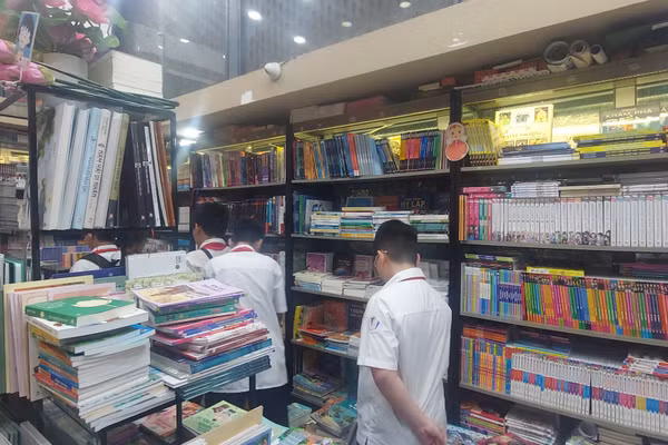 Học sinh lựa sách tại Hiệu sách Nhà xuất bản Kim Đồng (phố 19/2, Cửa Nam, Hà Nội). Ảnh: Bình Thanh.