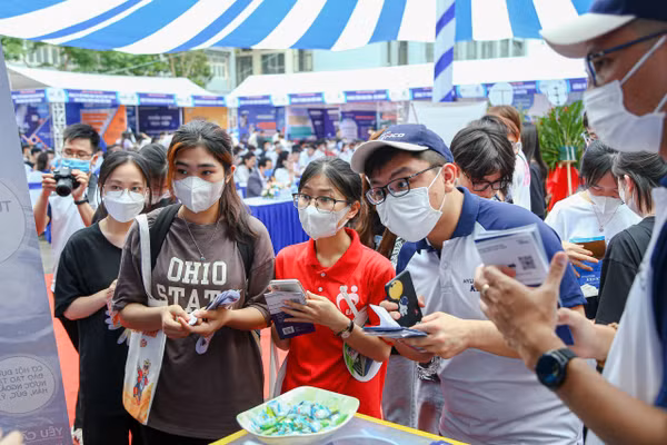 Bảo hiểm thất nghiệp hỗ trợ đào tạo nghề giúp người lao động có việc làm trước áp lực chuyển đổi số.