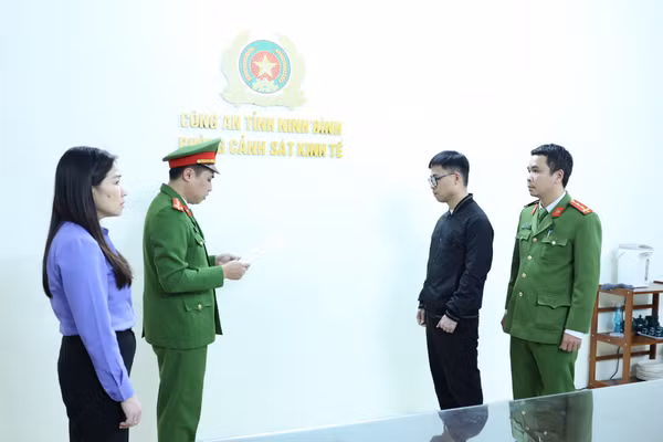 Cơ quan Cảnh sát điều tra Công an tỉnh Ninh Bình công bố khởi tố bị can đối với Nguyễn Đức Dương (áo đen).