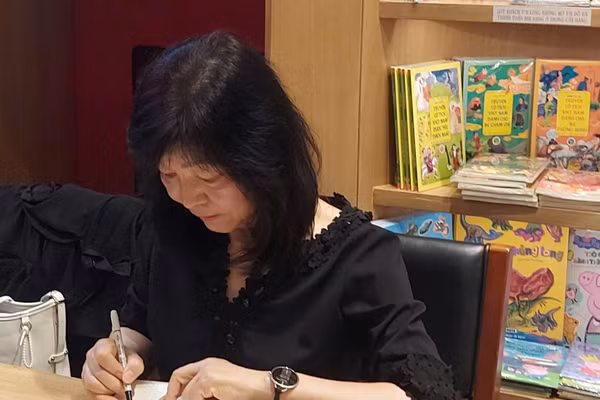 Nhà văn Shin Kyung Sook ký tặng tiểu thuyết 'Hãy chăm sóc mẹ' cho độc giả Việt Nam. Ảnh: Bình Thanh